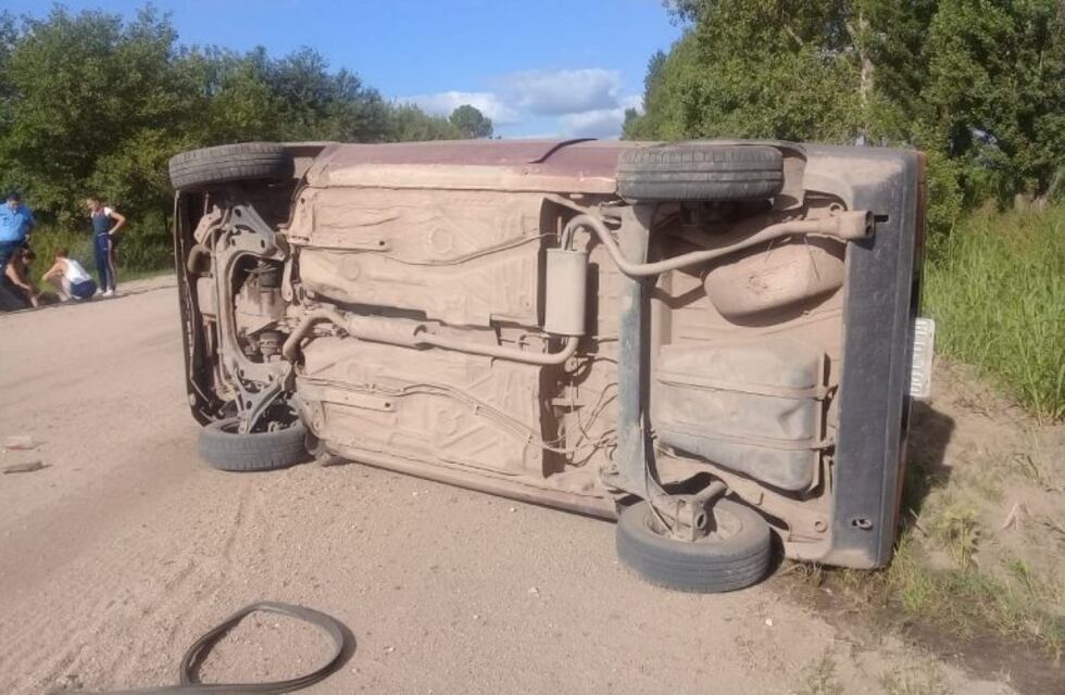 Volcó un automóvil conducido por un joven de 14 años