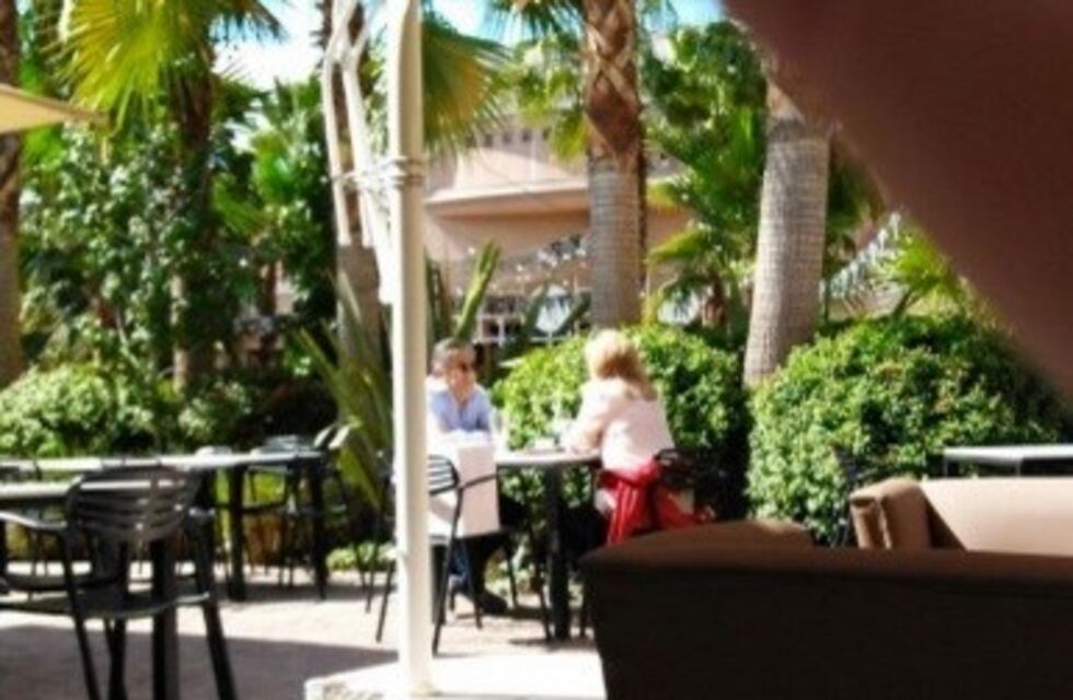 Cornejo tomando un café con la diputada Balbo