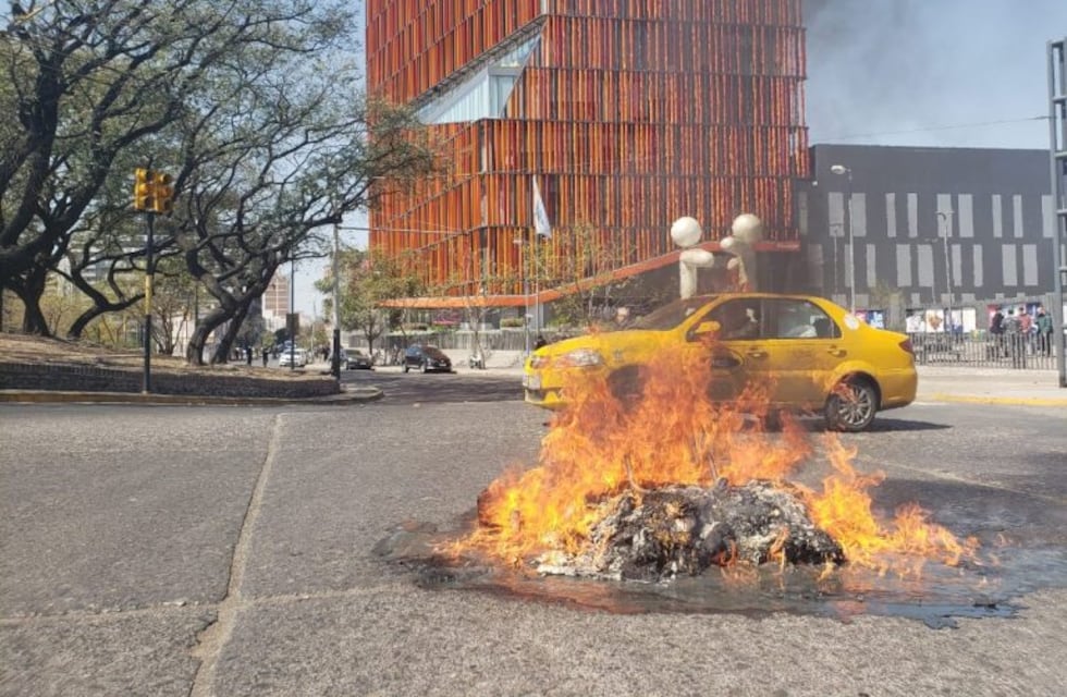 En fotos, el cruce violento entre la Policía y Luz y Fuerza