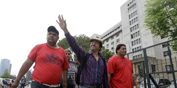 18 10 2017 \u002EFernando Esteche se retira esta tarde de los Tribunales Comodoro Py en Ciudad Autonoma Buenos Aires Argentina DYN08, BUENOS AIRES, 18/10/2017, FERNANDO ESTECHE EN LOS TRIBUNALES DE COMODORO PY\u002E FOTO:DYN/ALBERTO RAGGIO\u002E buenos aires fernando esteche investigacion pacto de entendimiento con iran exlider de la organizacion Quebracho en tribunales investigacion por el Memorandum de Entendimiento firmado por el gobierno