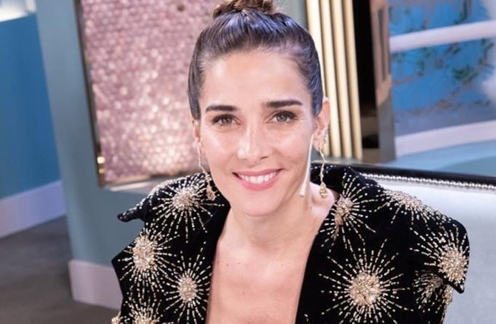Juana Viale, con look "majestuoso", sorprendió en vivo con un brindis: "Me enteré que una pareja está de aniversario"