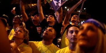 Supporters of Jair Bolsonaro, far-right lawmaker and presidential candidate of the Social Liberal Party (PSL), react during a runoff election in Sao Paulo, Brazil October 28, 2018\u002E REUTERS/Nacho Doce