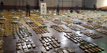 El pesaje de la droga terminó pasada la medianoche en el polideportivo municipal de San Ignacio\u002E