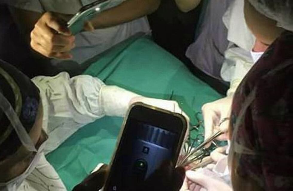 La Plata: debieron terminar una operación alumbrándose con celulares