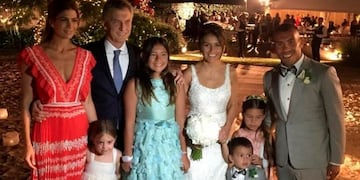 Macri y Awada, posando con la familia de Tevez.