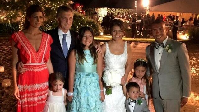 Macri y Awada, posando con la familia de Tevez.