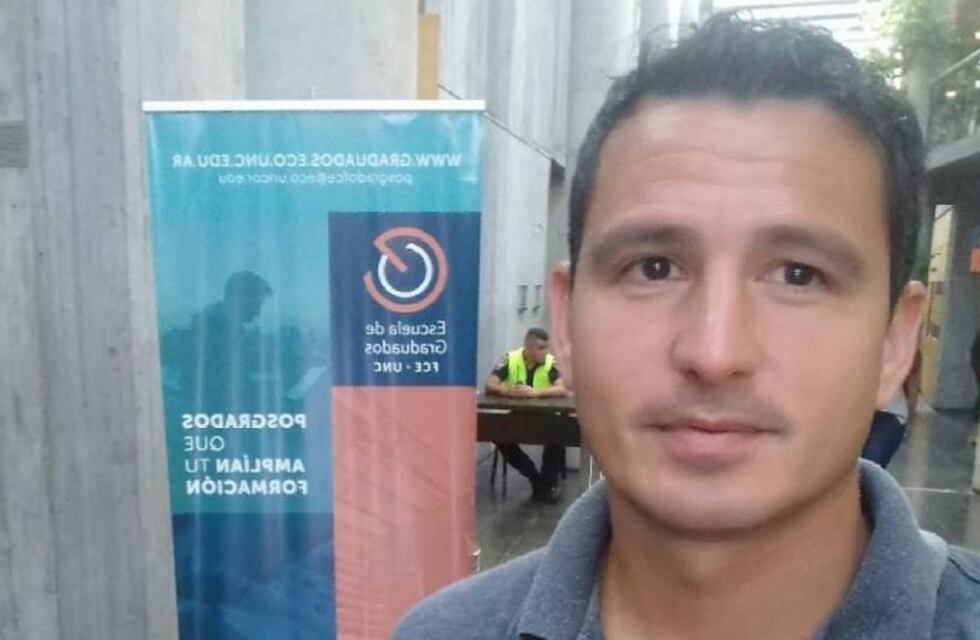 Era vendedor ambulante, trabajó como sereno en la facultad y se acaba de recibir de contador