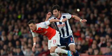 Arsenal's German midfielder Mesut Ozil (L) turns away from West Bromwich Albion's Argentinian midfielder Claudio Yacob (R) during the English Premier League football match between Arsenal and West Bromwich Albion at the Emirates Stadium in London on April 21, 2016\u002E RESTRICTED TO EDITORIAL USE\u002E No use with unauthorized audio, video, data, fixture lists, club/league logos or 'live' services\u002E Online in-match use limited to 75 images, no video emulation\u002E No use in betting, games or single club/league/player publications\u002E \r\n / AFP / GLYN KIRK / RESTRICTED TO EDITORIAL USE\u002E No use with unauthorized audio, video, data, fixture lists, club/league logos or 'live' services\u002E Online in-match use limited to 75 images, no video emulation\u002E No use in betting, games or single club/league/player publications\u002E \r\n inglaterra londres Mesut Ozil futbol liga primera division inglesa futbolistas partido arsenal vs Bromwich Albion