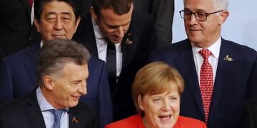GRA229\u002E HAMBURGO, 07/07/2017\u002E- El presidente argentino, Mauricio Macri; la canciller alemana, Angela Merkel, el primer ministro japonés, Shinzo Abe; el presidente galo, Emmanuel Macron; y el primer ministro australiano, Malcolm Turnbull (de izda a dcha y de arriba a abajo), posan en la foto de familia junto al resto de dirigentes participantes en la cumbre de líderes de estado y gobierno del G20, en Hamburgo (Alemania) hoy, 7 de julio de 2017\u002E EFE/Sergio Barrenechea