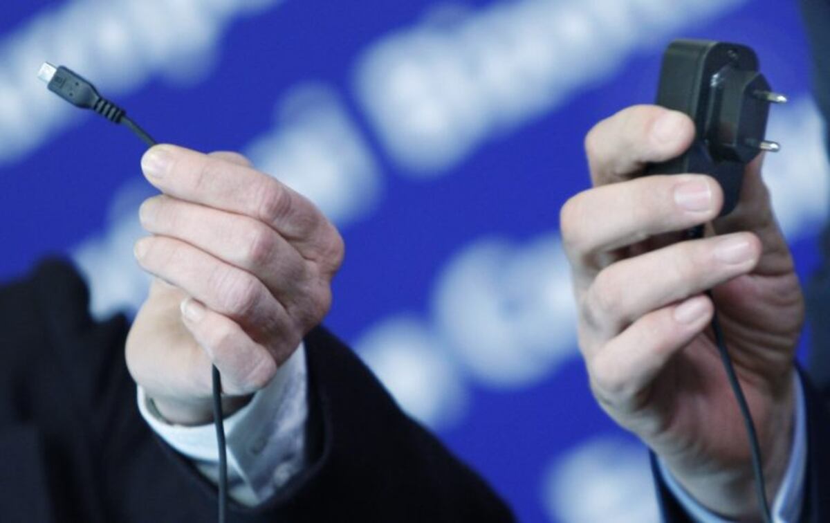cargador universal de telefonos celulares empresa digitaleurope\r\n\r\nDirector-General of Digital Europe Bridget Cosgrave, left, and Vice-President of the European Commission Antonio Tajani hold up a new common mobile phone charger at EU headquarters in Brussels, Tuesday, Feb\u002E 8, 2011\u002E European Union mobile phone producers launch the one-size-fits-all cell phone charger which will reduce electronic waste and consumer aggravation\u002E (AP Photo/Elisa Day) belgica bruselas cargador universal de telefonos celulares empresa digitaleurope