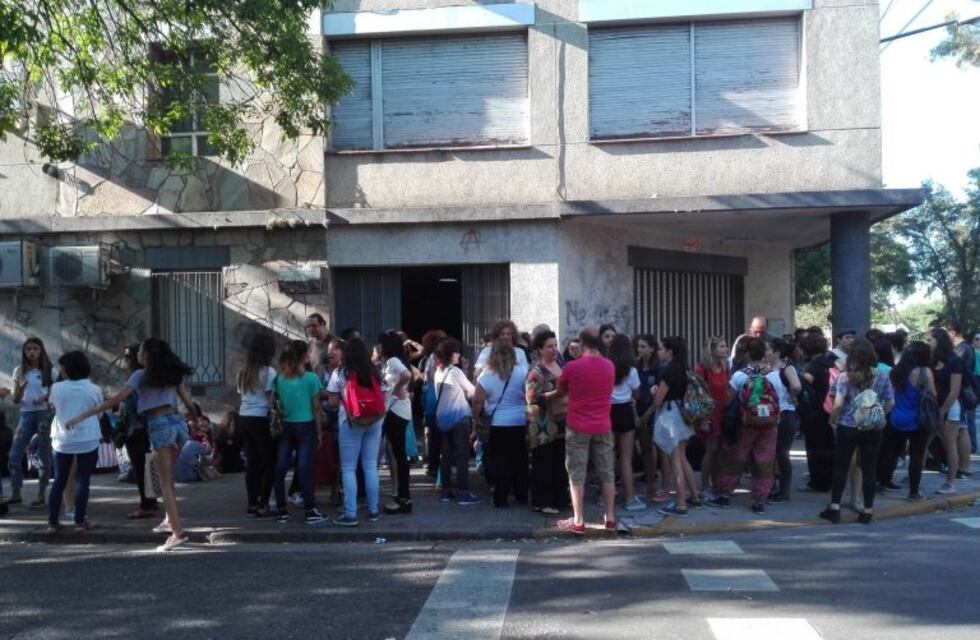 Abrazo solidario en al escuela "Nigelia Soria" contra el ingreso por sorteo