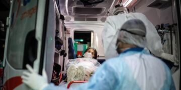 Residentes del geriátrico Carpe Diem fueron evacuados el jueves (EFE/Juan Ignacio Roncoroni)