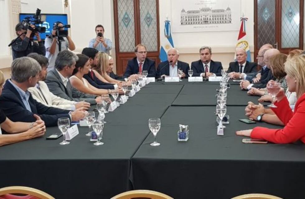 Lifschitz sumó el apoyo de representantes en el Congreso para cobrar la deuda de la Nación