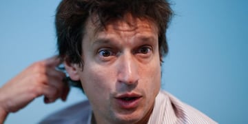 ACOMPAÑA CRÓNICA: ARGENTINA NISMAN - AME2741\u002E BUENOS AIRES (ARGENTINA), 17/01/2020\u002E- Fotografía fechada el 8 de enero de 2020 que muestra a Diego lagomarsino, único imputado por entregarle el arma al fiscal Nisman, mientras habla en entrevista con Efe, en Buenos Aires (Argentina)\u002E Una denuncia, un arma, una foto\u002E El caso de la muerte del fiscal argentino Alberto Nisman tiene infinitos detalles, decenas de personajes y, cuando se cumple un lustro del suceso, aún toda la incertidumbre sobre lo que pasó en el baño donde se encontró el cadáver\u002E EFE/ Juan Ignacio Roncoroni