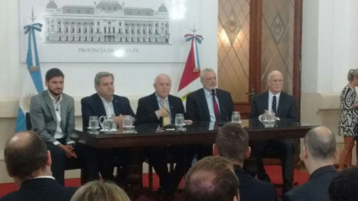 El gobernador de Santa Fe, Miguel Lifschitz, durante la firma del convenio para asignar recursos e infraestructura a la Policu00eda Judicial.