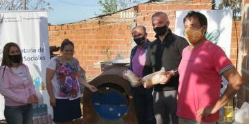 Entrega de equipamiento a responsables de un  comedor barrial en la Chacra 252\u002E