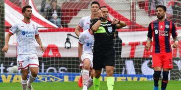 Huracán-San Lorenzo: el árbitro Fernando Espinoza denunció que dirigentes del Globo lo visitaron en el entretiempo (Foto: web)
