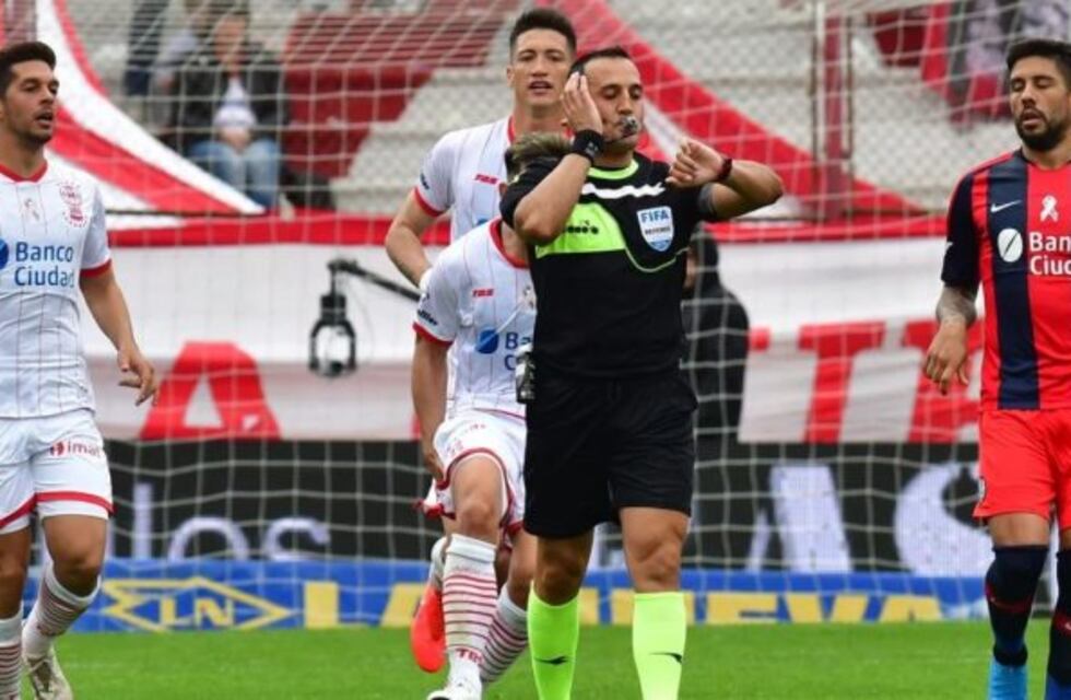 Huracán-San Lorenzo: el árbitro Fernando Espinoza denunció que dirigentes del Globo lo visitaron en el entretiempo
