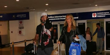 Luciano Castro y Sabrina Rojas regresando a Argentina (Movilpress)