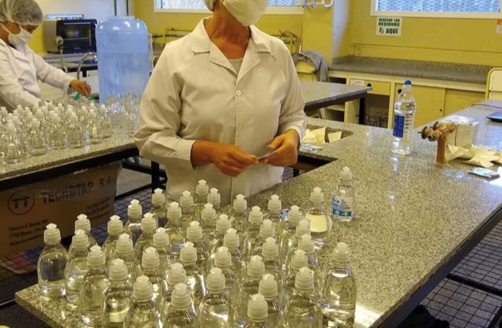 Solidaridad en tiempos de Pandemia: colegio de Huerta Grande realiza máscaras 3D y alcohol en gel