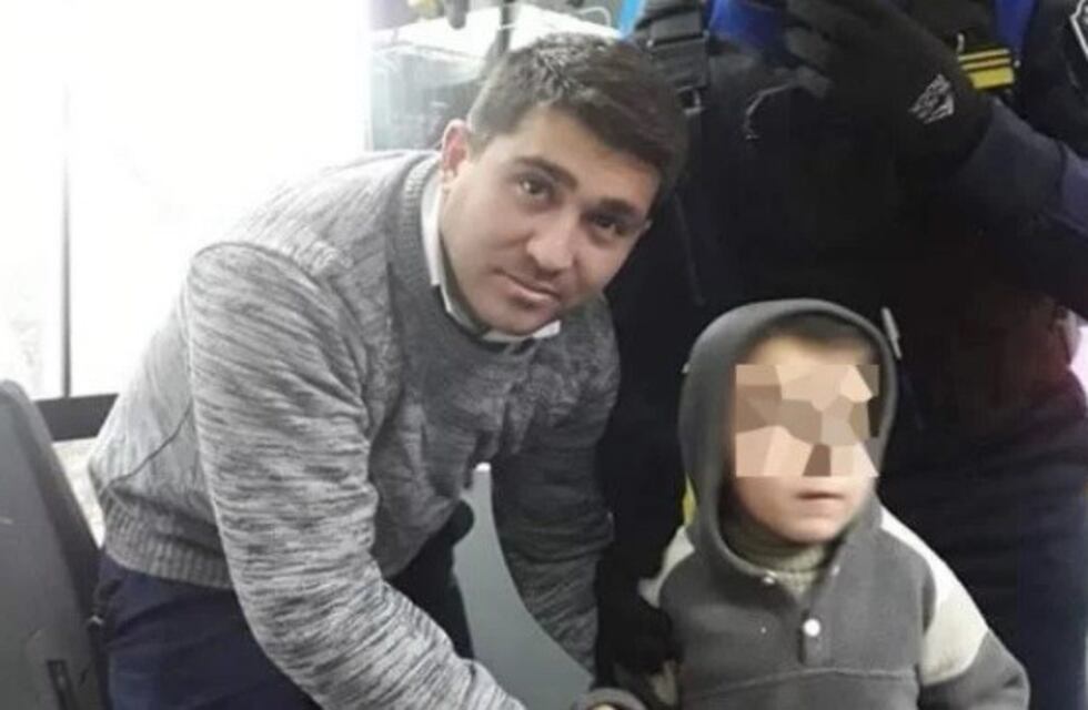 Una mujer se olvidó a su hijo de tres años en el micro porque se distrajo con el celular