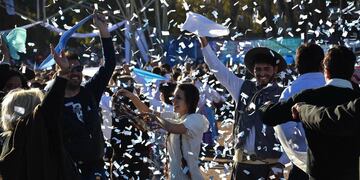 Cientos de bailarines se preparan para participar en el Pericón Nacional en la Villa 25 de Mayo.