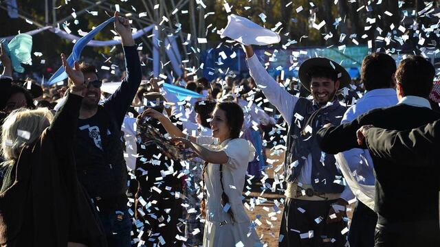 Cientos de bailarines se preparan para participar en el Pericón Nacional en la Villa 25 de Mayo.