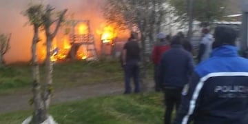 Un incendio destruyó una vivienda y dejó a una familia en la calle