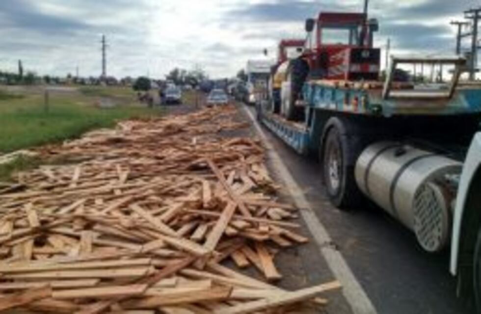 Volcó el acoplado y se le cayó toda la carga de madera a la banquina, en ruta nacional 8, cerca de Río Cuarto