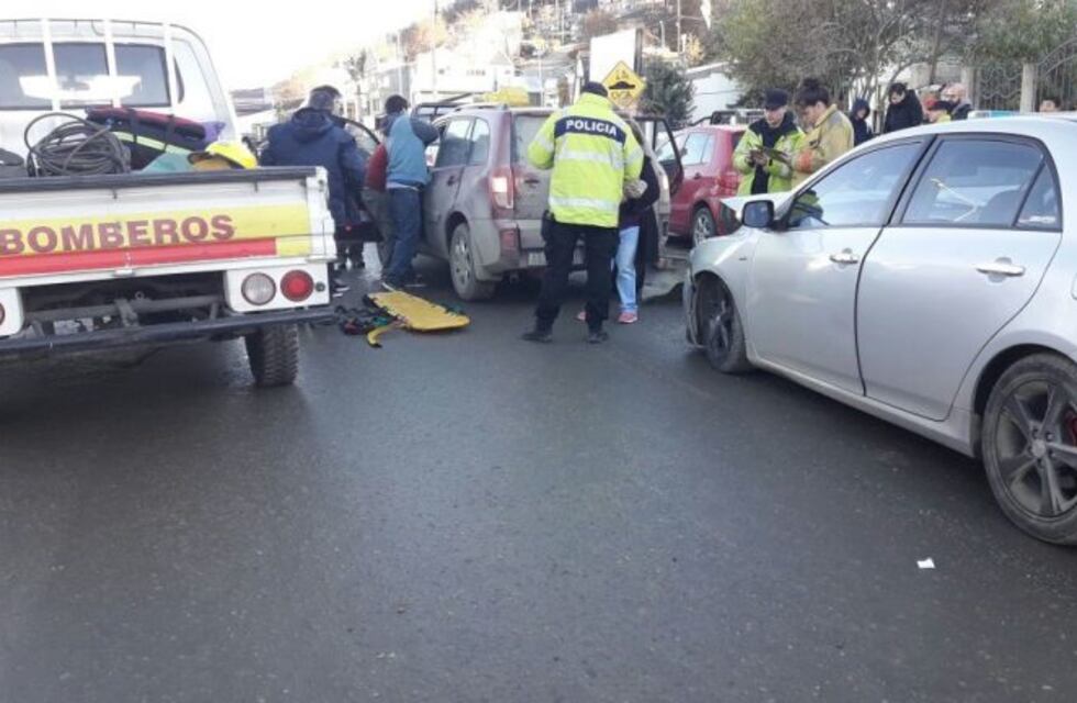 Accidente de tránsito en calle Facundo Quiroga, colisionaron tres vehículos, dejando una persona herida
