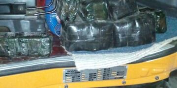 Personal de Gendarmería Nacional confiscó 25 kilos de hojas de coca que un camionero traía ocultos en el interior de la cabina de su rodado\u002E