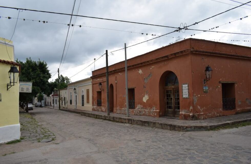 Murió aplastado cuando arreglaba una camioneta