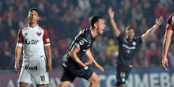 AME5598\u002E SANTA FE (ARGENTINA), 11/07/2019\u002E- Matías Romero (c) de Argentinos Juniors celebra luego de anotar un gol este jueves, durante el partido de ida por los octavos de final de la Copa Sudamericana entre los equipos argentinos Club Atlético Colón y Asociación Atlética Argentinos Juniors, en el estadio Brigadier General Estanislao López de la ciudad de Santa Fe (Argentina)\u002E EFE/ Javier Escobar