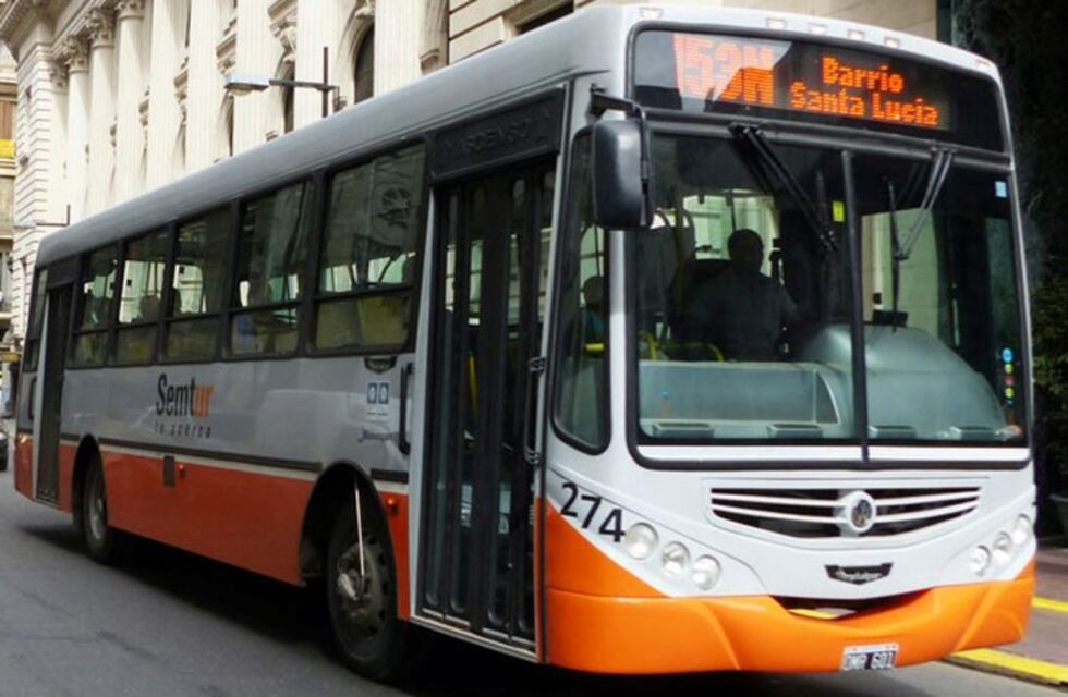 Se desmayó una mujer que iba en un colectivo sin aire acondicionado