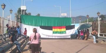Bolivianos cortan la frontera: \