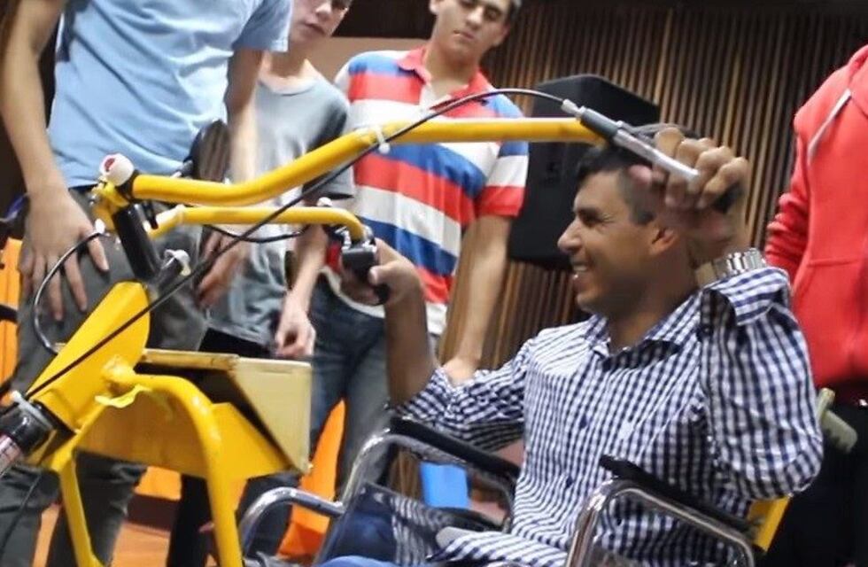 Sueño realizado: estudiantes de secundaria entregaron una silla de ruedas a un canillita