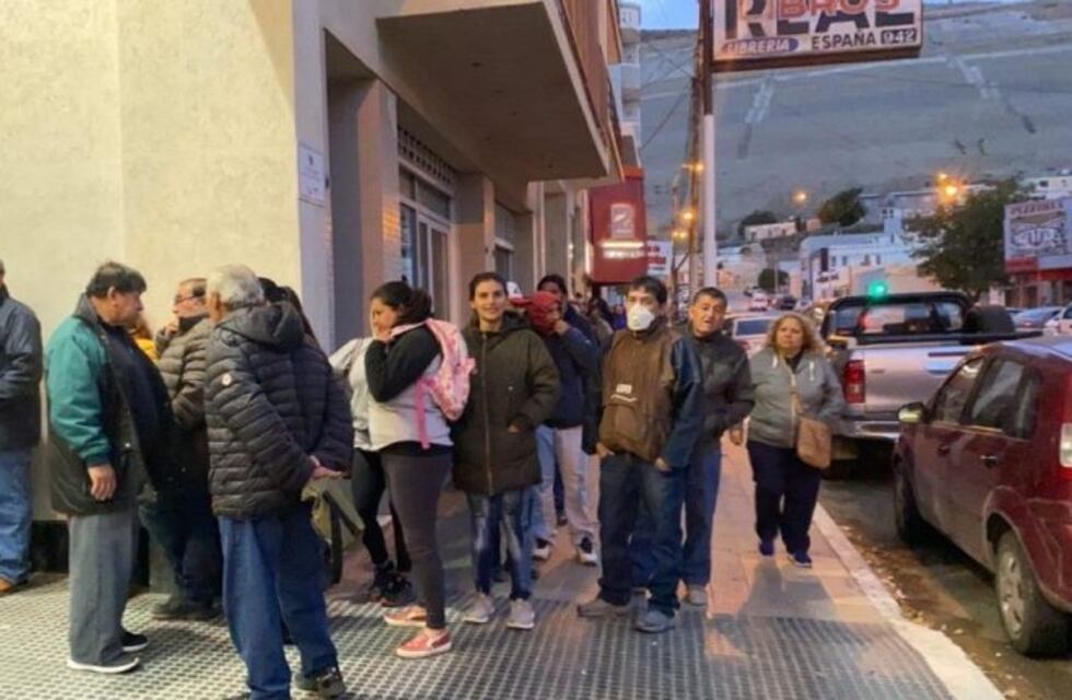 Antes de las 6 de la mañana ya había gente haciendo cola en el banco