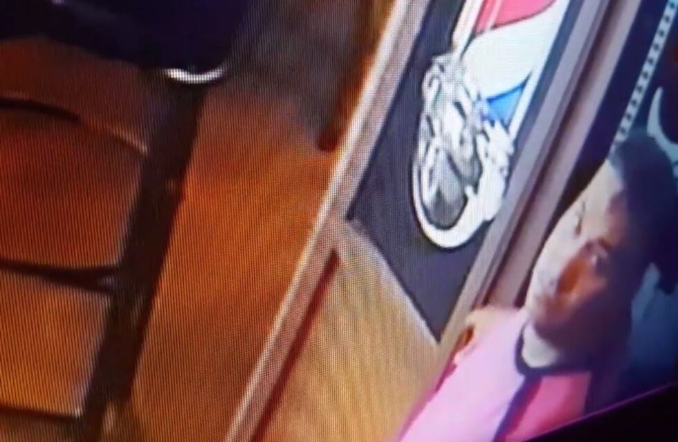 Así roban en un local mientras los dueños están ocupados