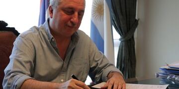 Hugo Passalacqua firma el llamado a elecciones\u002E (MOL)