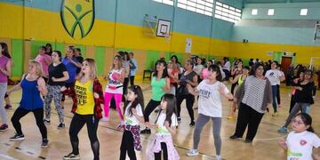La propuesta Mamá Activa en el gimnasio Verón con la movida rosa