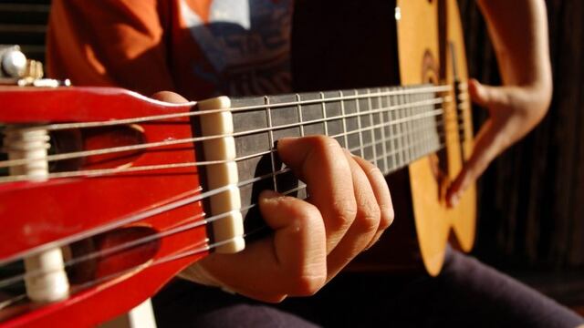 Su casa se incendió y perdió su amada guitarra. Un músico le donó una suya.