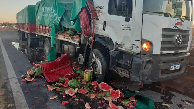 Las sandías quedaron esparcidas en la Ruta 12.
