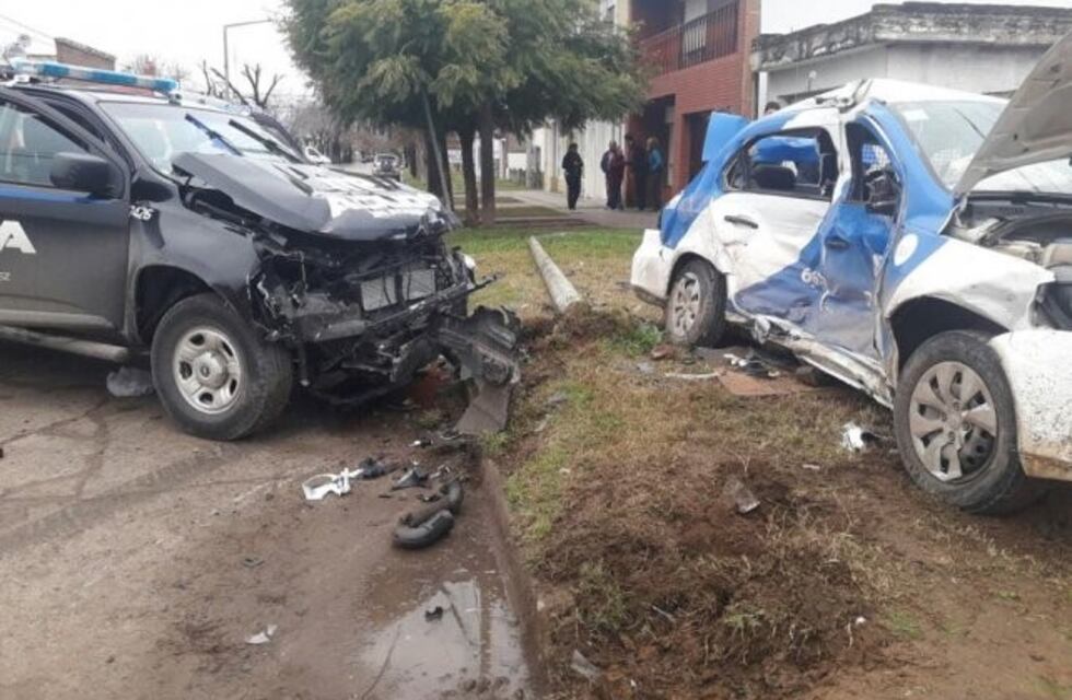 Murió una mujer policia tras un violento choque entre móviles policiales