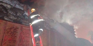 Un camión con bolsas de carbón se prendió fuego en Sáenz Peña\u002E (Web)\u002E