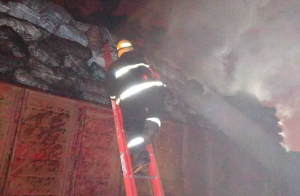 Un camión con bolsas de carbón se prendió fuego en Sáenz Peña