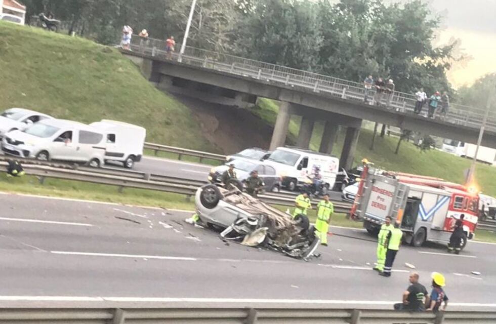 Vuelco fatal en la Panamericana: un muerto al chocar y volcar su auto en el ramal Pilar