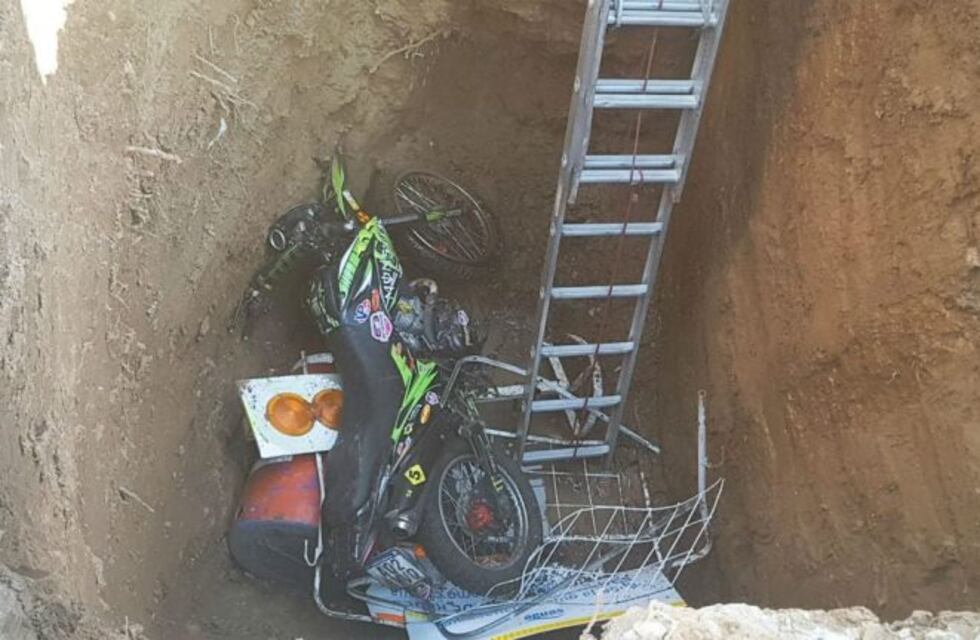 Joven cayó con su motocicleta dentro de un pozo en la zona oeste