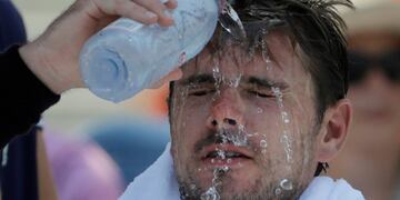 El suizo Stan Wawrinka se refresca durante un partido del US Open 2018\u002E (AP Photo/Seth Wenig)