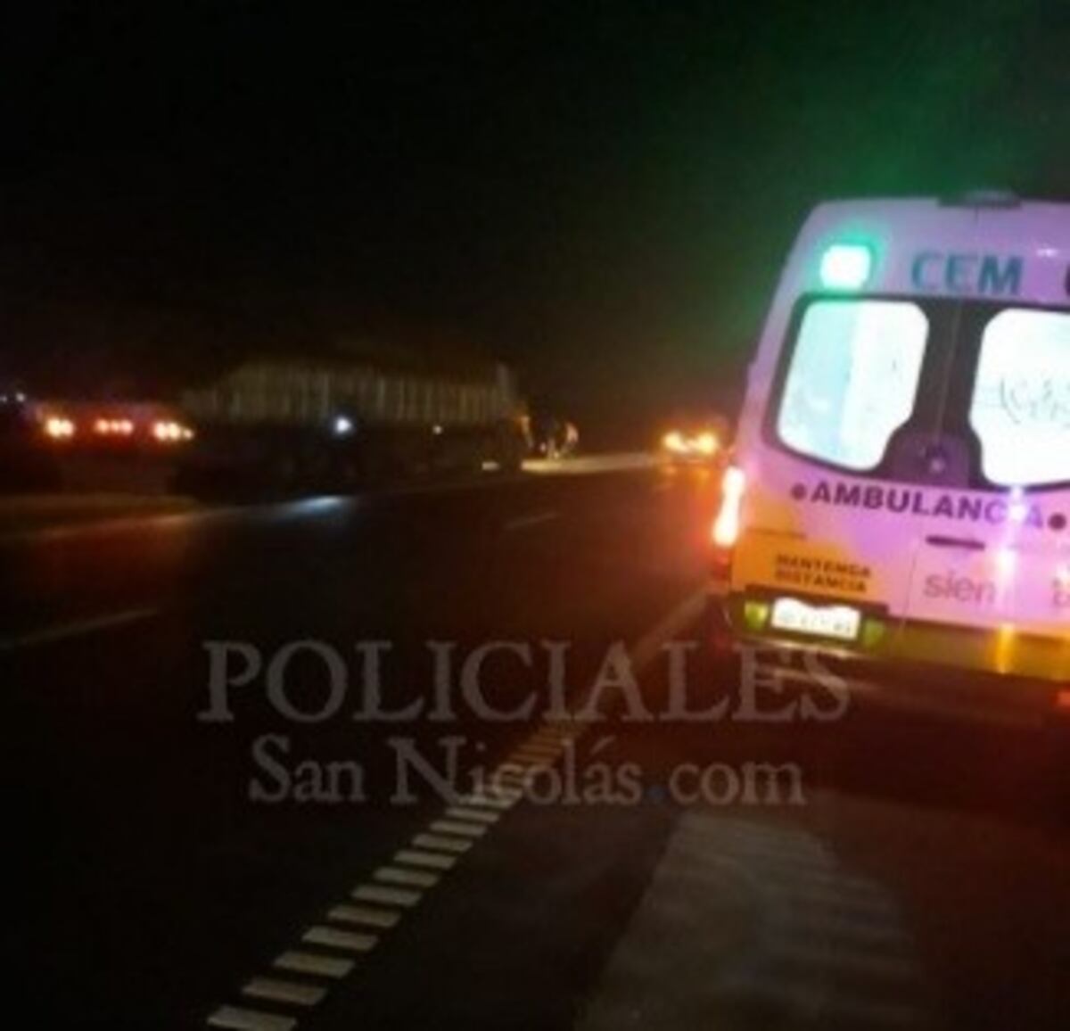 Una ambulancia del CEM auxilió a las víctimas\u002E (Policiales San Nicolás)