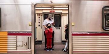 Los Angeles (United States), 02/04/2020\u002E- A family wearing face masks enter the subway at the Pershing Square metro station amid the coronavirus pandemic in Los Angeles, California, USA, 02 April 2020\u002E (Estados Unidos) EFE/EPA/ETIENNE LAURENT